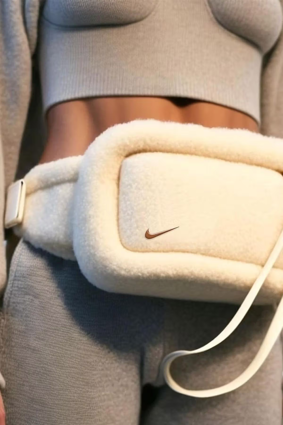 这T恤不只灰绿，还有两面人生！AMRY军事风+户外实穿，口袋细节藏惊喜