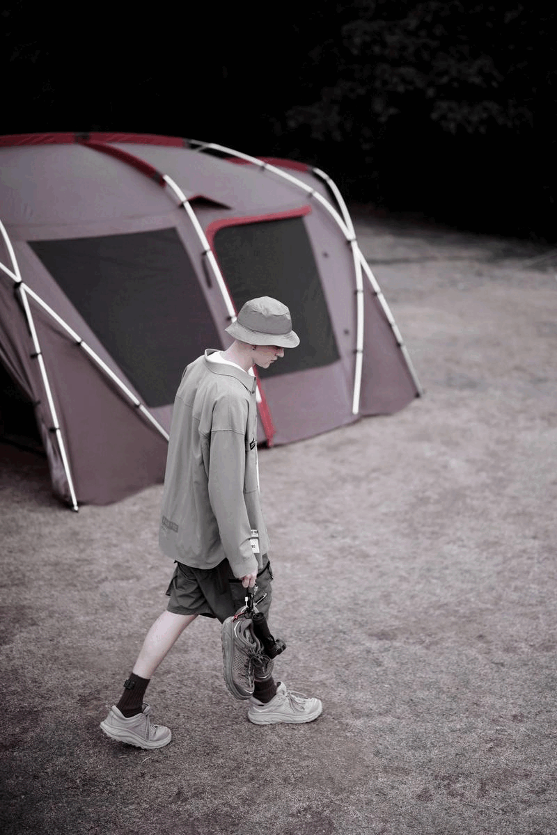 这T恤不只灰绿，还有两面人生！AMRY军事风+户外实穿，口袋细节藏惊喜