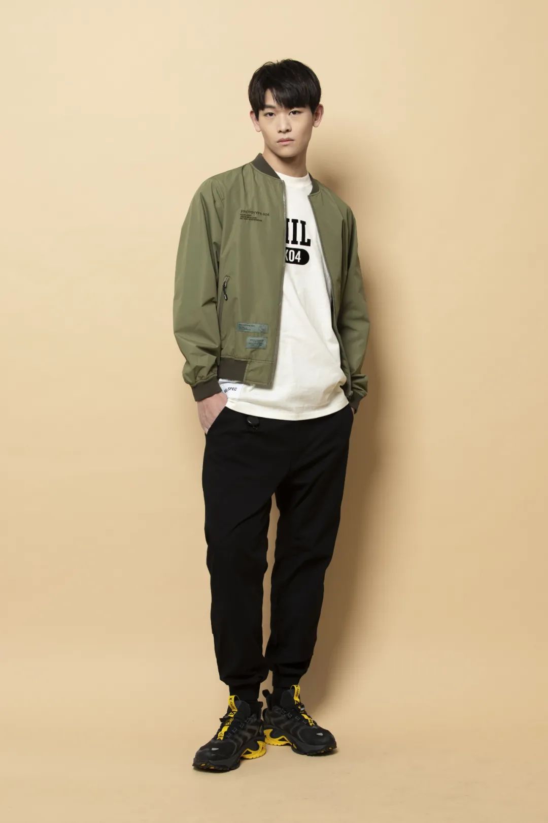 这T恤不只灰绿，还有两面人生！AMRY军事风+户外实穿，口袋细节藏惊喜