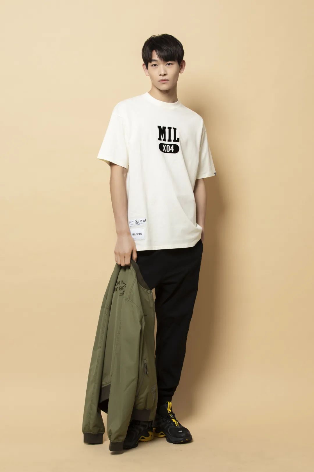 这T恤不只灰绿，还有两面人生！AMRY军事风+户外实穿，口袋细节藏惊喜