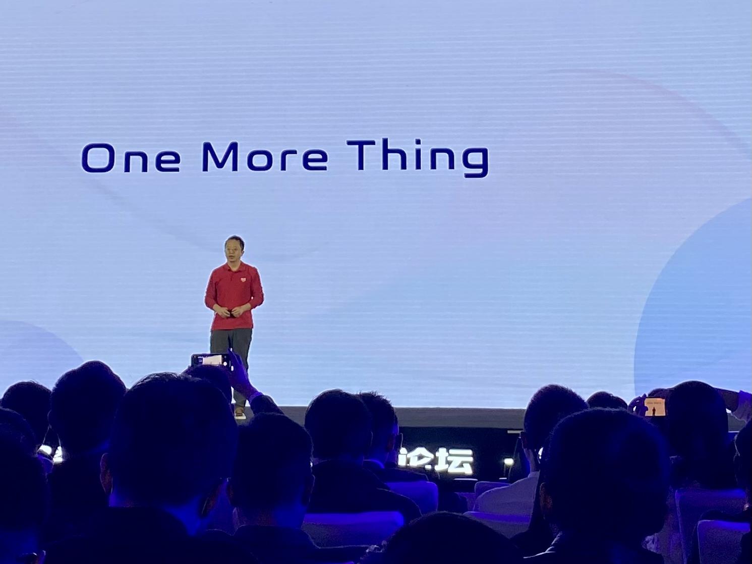 周鸿祎现场演示360大模型搜索,AI智慧与幽默并存,会起名的‘油腻大叔’科技新探索 周鸿祎现场演示360大模型搜索,AI智慧与幽默并存,会起名的‘油腻大叔’科技新探索