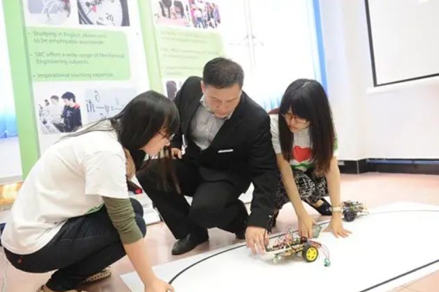 面对AI冲击,普通生该怎样选专业? 面对AI冲击,普通生该怎样选专业?