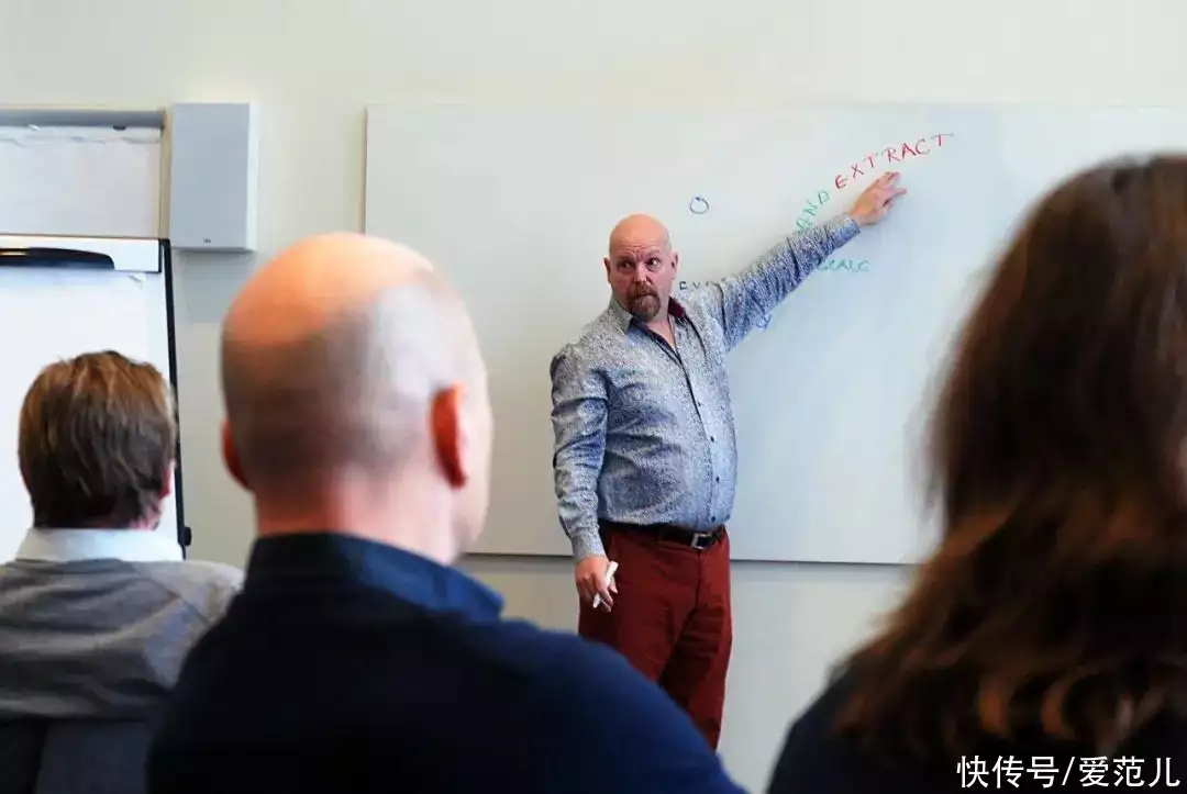 「ChatGPT 焦虑症」在蔓延,我最怕的不是被 AI 取代辛芷蕾X感写真上线,一袭亮片紧身裙,气质优雅妩媚动人 「ChatGPT 焦虑症」在蔓延,我最怕的不是被 AI 取代辛芷蕾X感写真上线,一袭亮片紧身裙,气质优雅妩媚动人