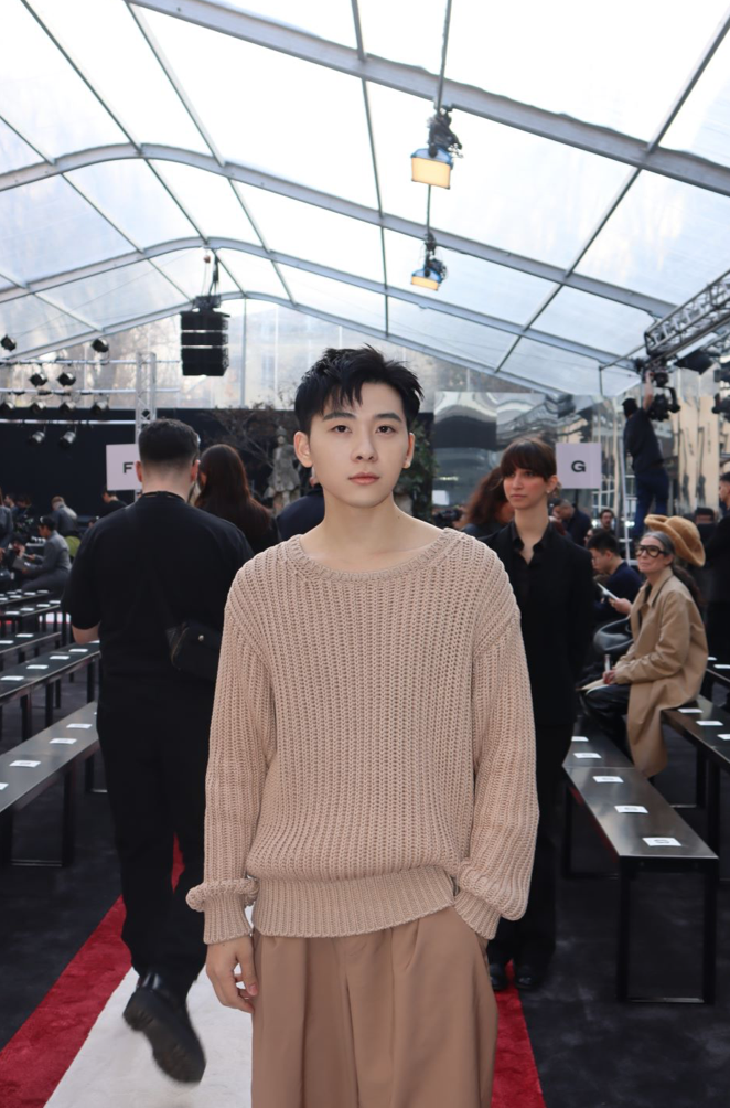 ✨FENDI米兰时装周:性别界限打破的时尚火花?🔥KimJones的古典朋克新尝试,柔中带刚的魅力 ✨FENDI米兰时装周:性别界限打破的时尚火花?🔥KimJones的古典朋克新尝试,柔中带刚的魅力