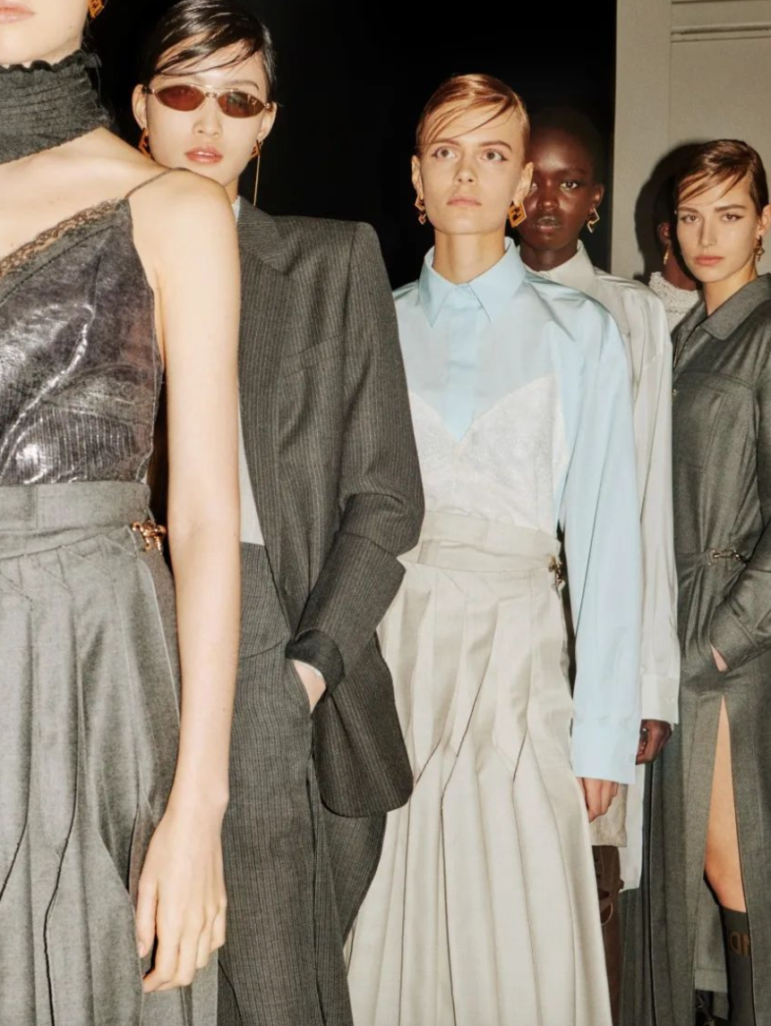 ✨FENDI米兰时装周:性别界限打破的时尚火花?🔥KimJones的古典朋克新尝试,柔中带刚的魅力 ✨FENDI米兰时装周:性别界限打破的时尚火花?🔥KimJones的古典朋克新尝试,柔中带刚的魅力