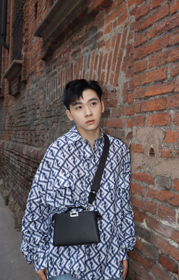 ✨FENDI米兰时装周:性别界限打破的时尚火花?🔥KimJones的古典朋克新尝试,柔中带刚的魅力 ✨FENDI米兰时装周:性别界限打破的时尚火花?🔥KimJones的古典朋克新尝试,柔中带刚的魅力