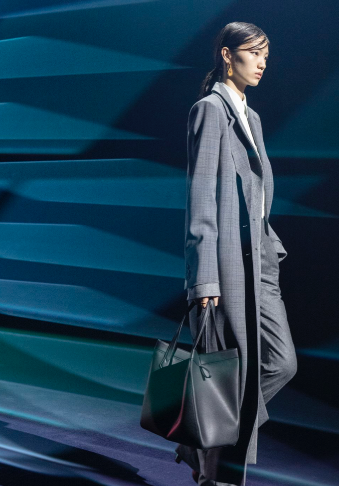 ✨FENDI米兰时装周:性别界限打破的时尚火花?🔥KimJones的古典朋克新尝试,柔中带刚的魅力 ✨FENDI米兰时装周:性别界限打破的时尚火花?🔥KimJones的古典朋克新尝试,柔中带刚的魅力