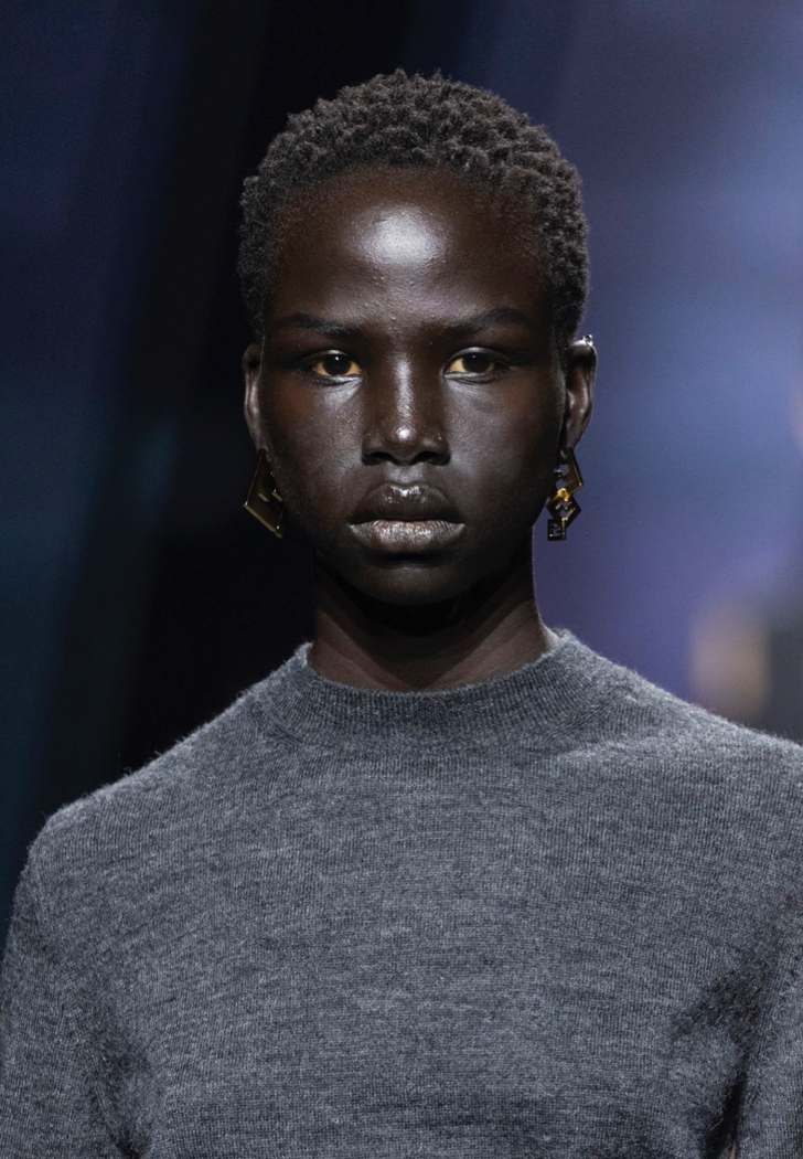 ✨FENDI米兰时装周:性别界限打破的时尚火花?🔥KimJones的古典朋克新尝试,柔中带刚的魅力 ✨FENDI米兰时装周:性别界限打破的时尚火花?🔥KimJones的古典朋克新尝试,柔中带刚的魅力