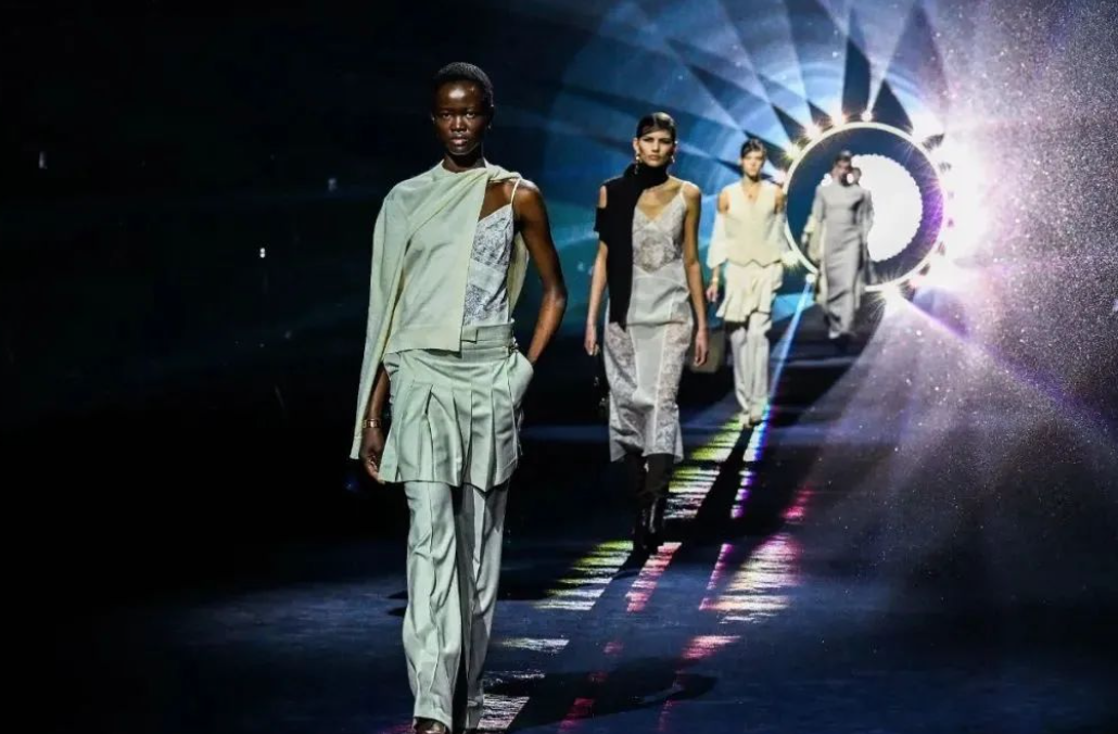 ✨FENDI米兰时装周:性别界限打破的时尚火花?🔥KimJones的古典朋克新尝试,柔中带刚的魅力 ✨FENDI米兰时装周:性别界限打破的时尚火花?🔥KimJones的古典朋克新尝试,柔中带刚的魅力