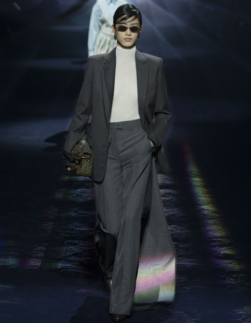 ✨FENDI米兰时装周:性别界限打破的时尚火花?🔥KimJones的古典朋克新尝试,柔中带刚的魅力 ✨FENDI米兰时装周:性别界限打破的时尚火花?🔥KimJones的古典朋克新尝试,柔中带刚的魅力