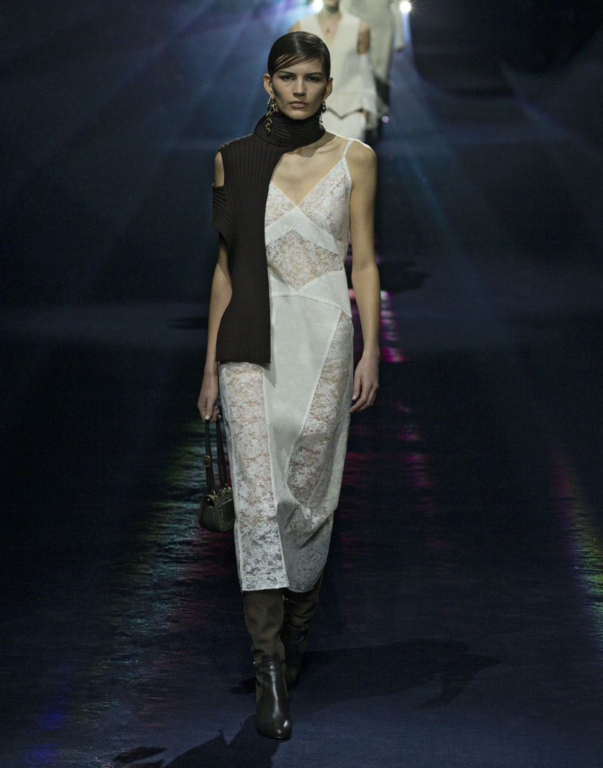 ✨FENDI米兰时装周:性别界限打破的时尚火花?🔥KimJones的古典朋克新尝试,柔中带刚的魅力 ✨FENDI米兰时装周:性别界限打破的时尚火花?🔥KimJones的古典朋克新尝试,柔中带刚的魅力