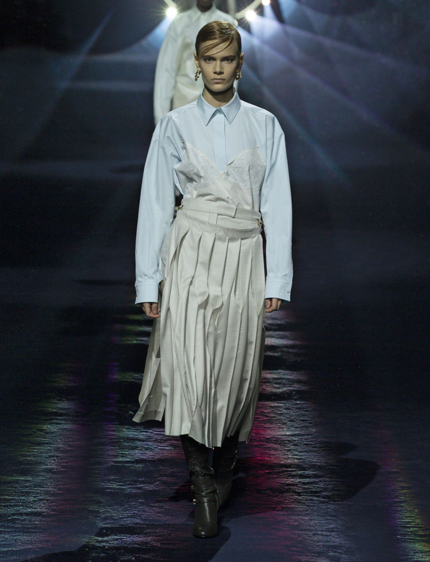 ✨FENDI米兰时装周:性别界限打破的时尚火花?🔥KimJones的古典朋克新尝试,柔中带刚的魅力 ✨FENDI米兰时装周:性别界限打破的时尚火花?🔥KimJones的古典朋克新尝试,柔中带刚的魅力