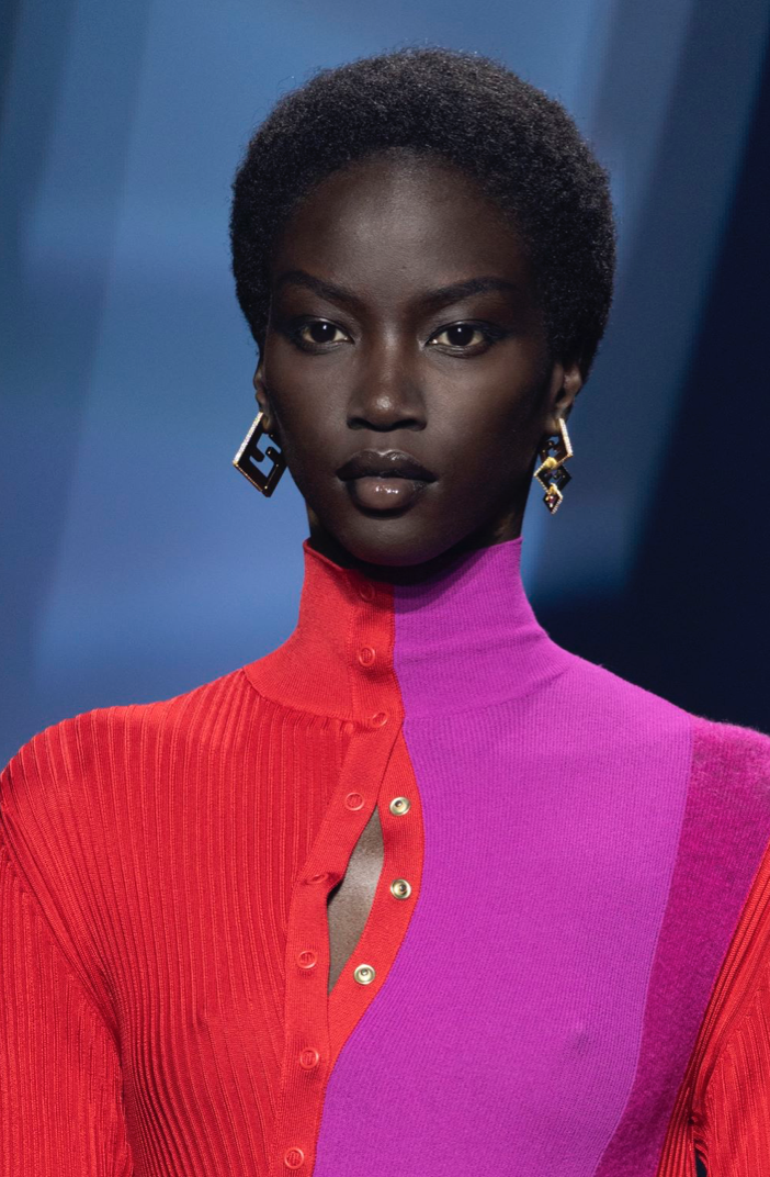 ✨FENDI米兰时装周:性别界限打破的时尚火花?🔥KimJones的古典朋克新尝试,柔中带刚的魅力 ✨FENDI米兰时装周:性别界限打破的时尚火花?🔥KimJones的古典朋克新尝试,柔中带刚的魅力