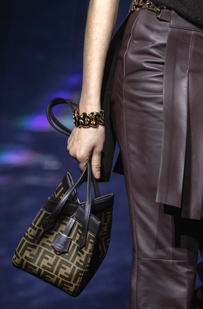 ✨FENDI米兰时装周:性别界限打破的时尚火花?🔥KimJones的古典朋克新尝试,柔中带刚的魅力 ✨FENDI米兰时装周:性别界限打破的时尚火花?🔥KimJones的古典朋克新尝试,柔中带刚的魅力