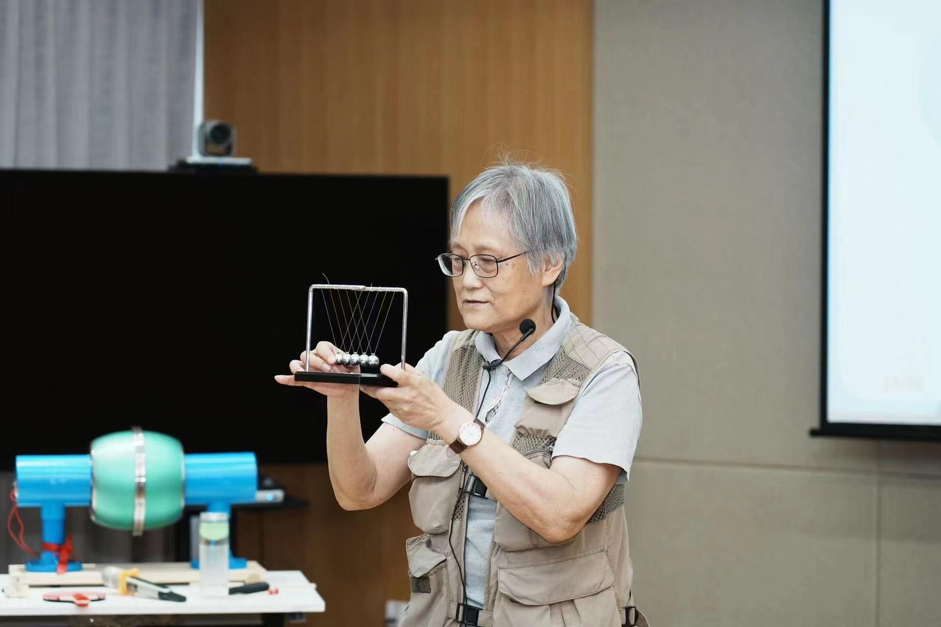 提问的力量:好问题引领科技探索未来?揭秘桃浦镇‘好奇心大讲堂’! 提问的力量:好问题引领科技探索未来?揭秘桃浦镇‘好奇心大讲堂’!