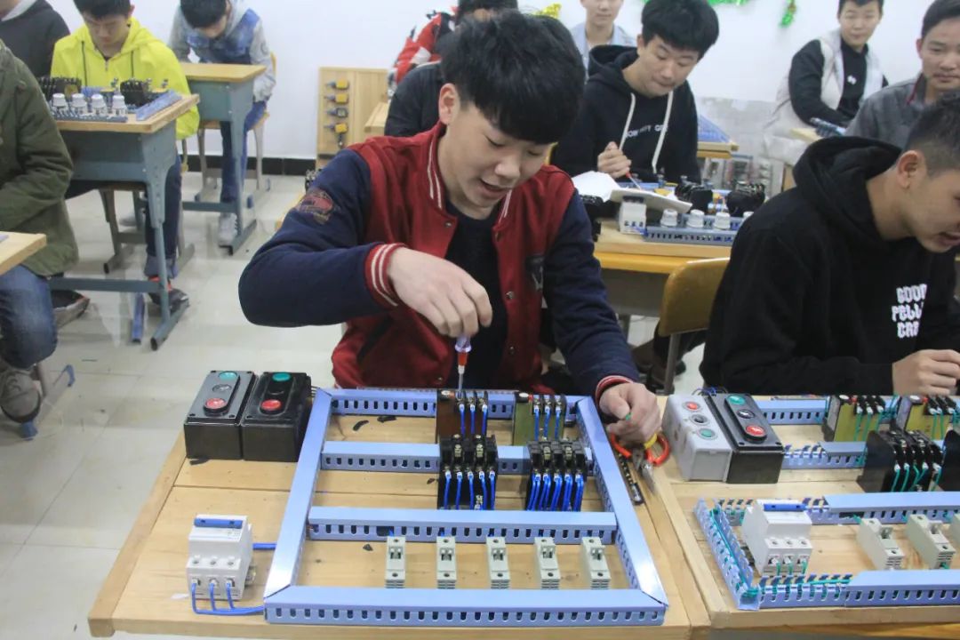 ChatGPT下,这些专业才是你的未来保障!汽车、幼师、航空服务与创意设计,稳就业无烦恼? ChatGPT下,这些专业才是你的未来保障!汽车、幼师、航空服务与创意设计,稳就业无烦恼?