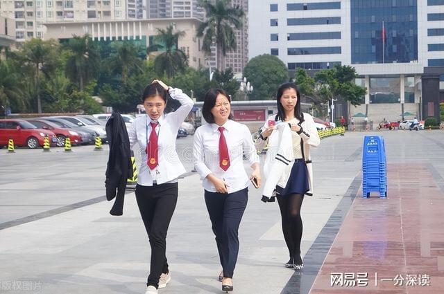 公务员的自我认同:为何他们不承认是老百姓养了自己? 公务员的自我认同:为何他们不承认是老百姓养了自己?