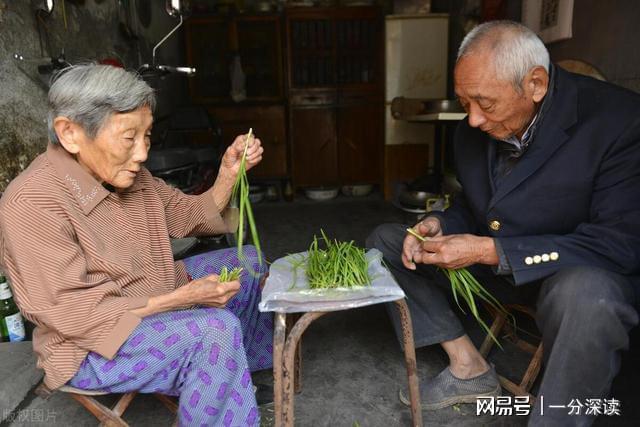 公务员的自我认同:为何他们不承认是老百姓养了自己? 公务员的自我认同:为何他们不承认是老百姓养了自己?