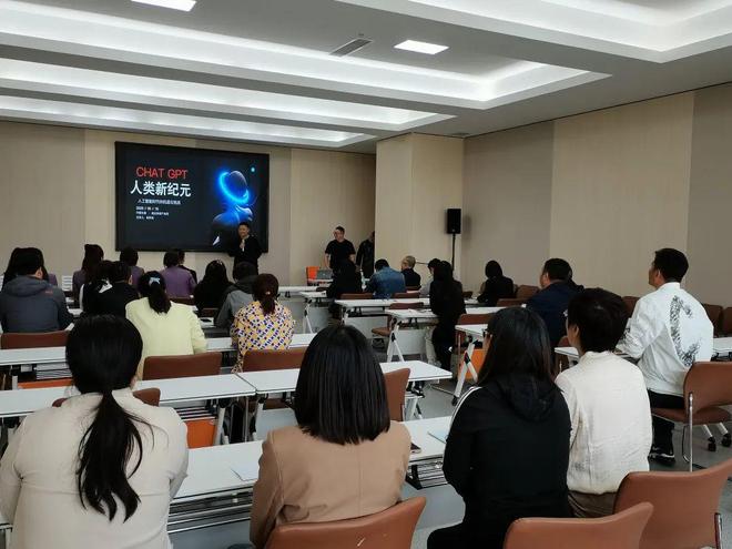 AI助手助力工作效率：越达科技产业园举办ChatGPT实操培训