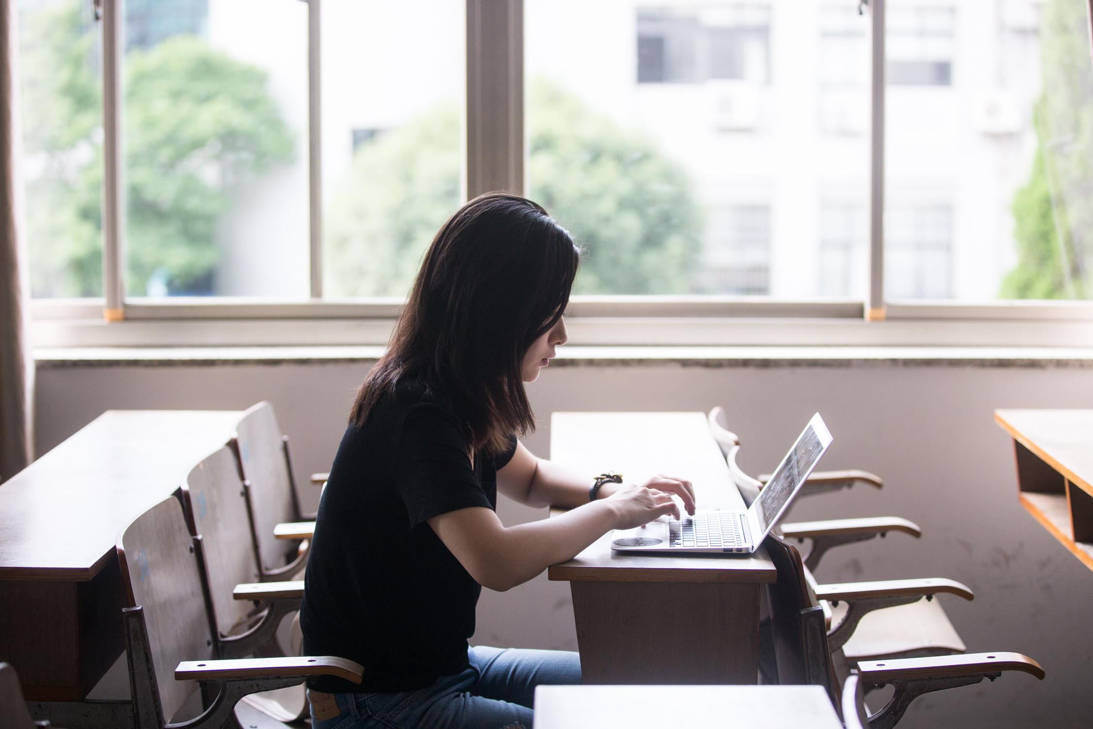 “AI助力：粤语在语言接触中的角色与影响”