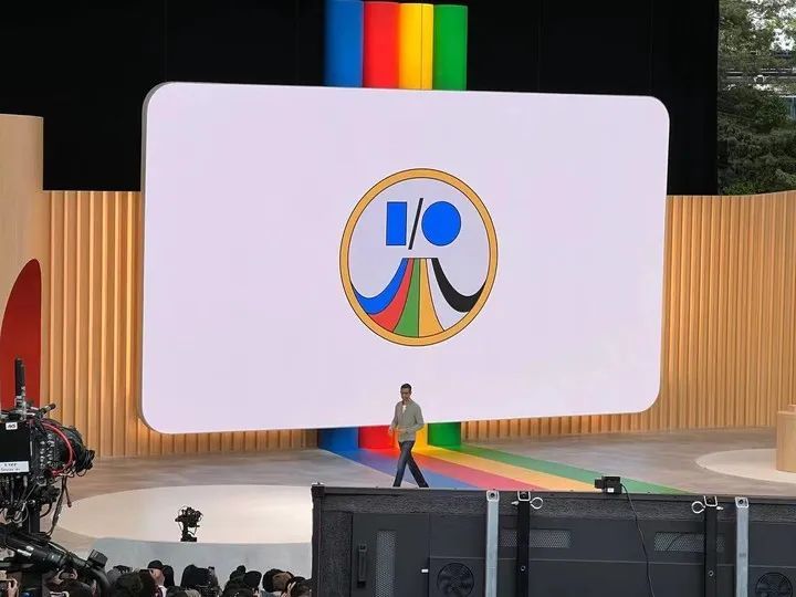 Google版ChatGPT史诗级更新， 新模型赶超GPT-4，要把搜索彻底颠覆