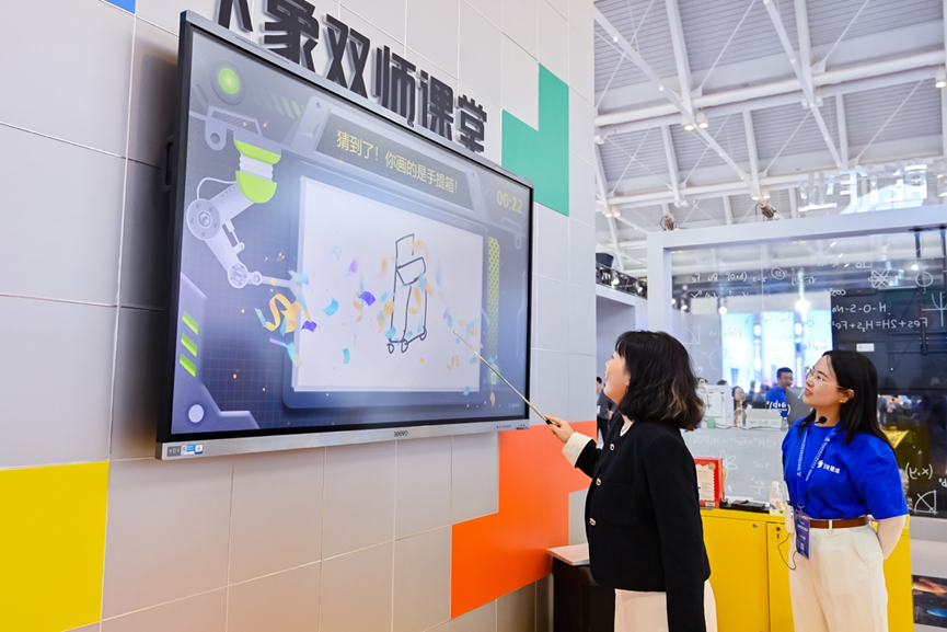 教育装备展上,看一位“AI老师”如何运用苏格拉底教学法 教育装备展上,看一位“AI老师”如何运用苏格拉底教学法