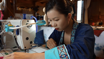 身穿布依，绣娘的心声：传承非遗，织梦幸福