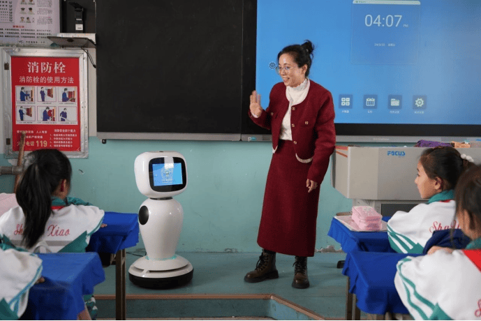 教育新时代！AI老师携手智慧黑板，沙圪堵小学开启科技教育新篇章