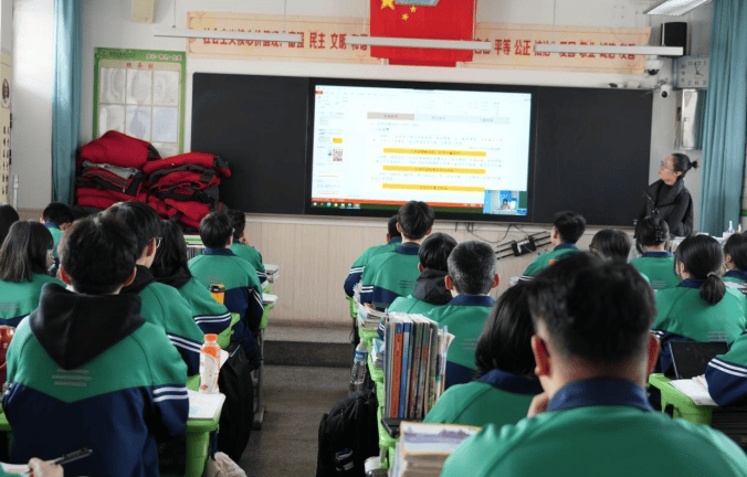 教育新时代！AI老师携手智慧黑板，沙圪堵小学开启科技教育新篇章