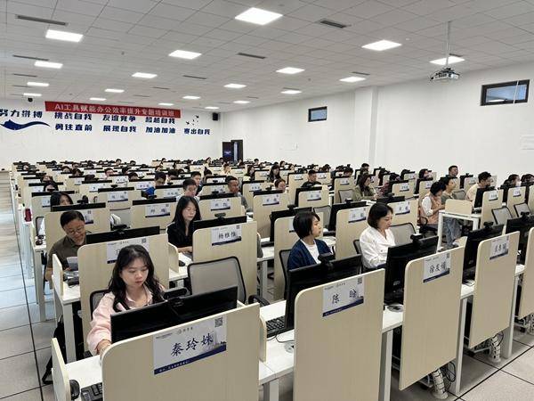 👩💻上班族福音!200名学员抢夺‘AI+办公’实战秘籍?重庆人服中心教你如何用AI工具升级工作力 👩💻上班族福音!200名学员抢夺‘AI+办公’实战秘籍?重庆人服中心教你如何用AI工具升级工作力