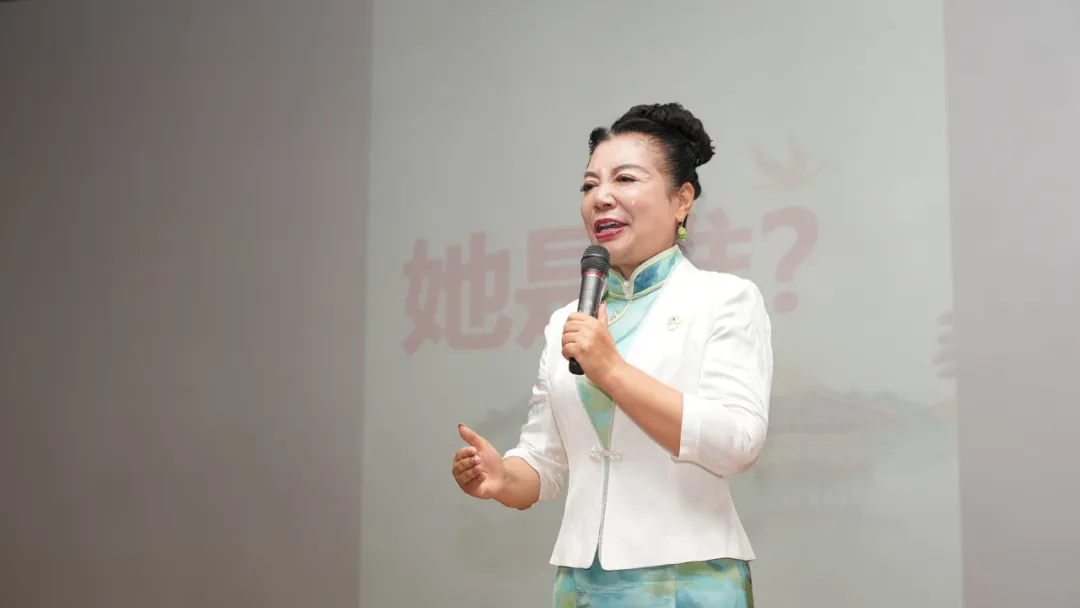 “AI薛老师”走进郑州航空工业管理学院分享创业故事