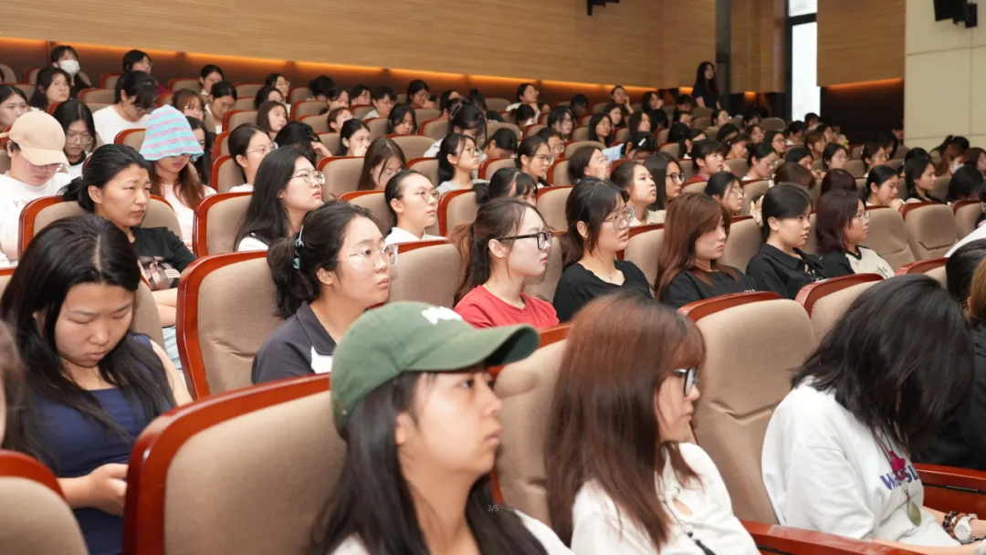 “AI薛老师”走进郑州航空工业管理学院分享创业故事