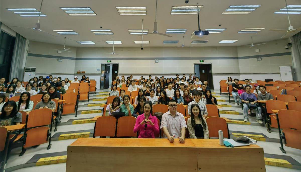 谈AI色变?武大这名教师“反向操作”,期末考要求必须用AI创作 谈AI色变?武大这名教师“反向操作”,期末考要求必须用AI创作