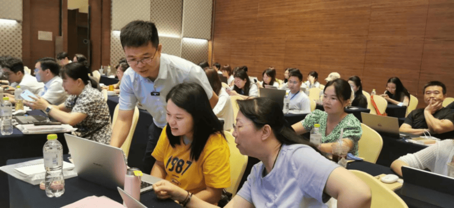 “智教前沿：AI大模型技术教师研修坊”在青岛举行