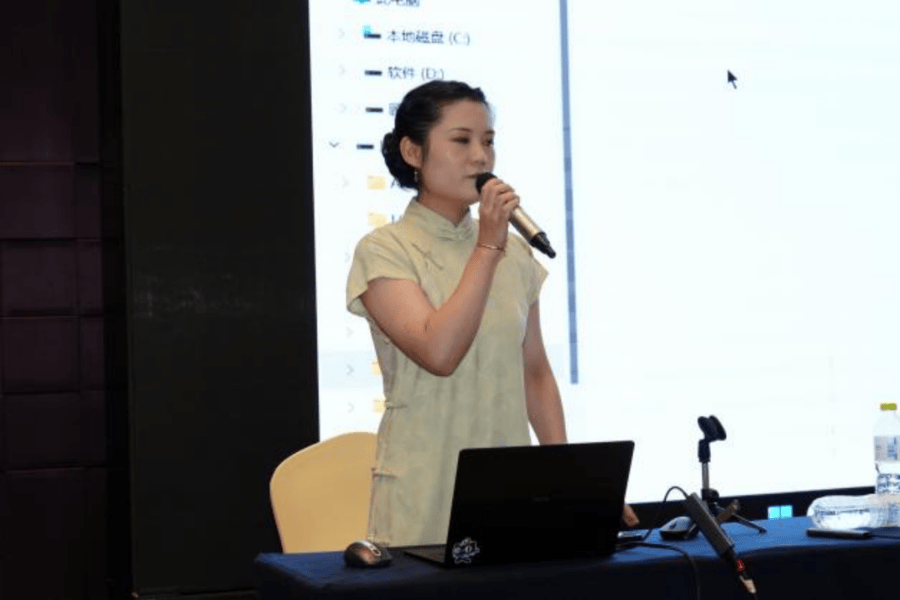 “智教前沿：AI大模型技术教师研修坊”在青岛举行