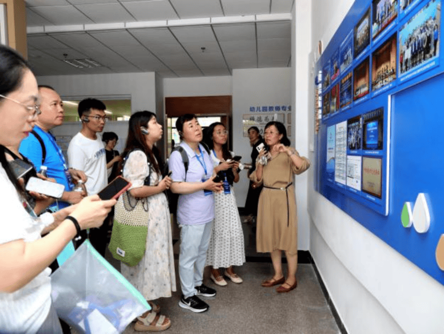 “智教前沿：AI大模型技术教师研修坊”在青岛举行