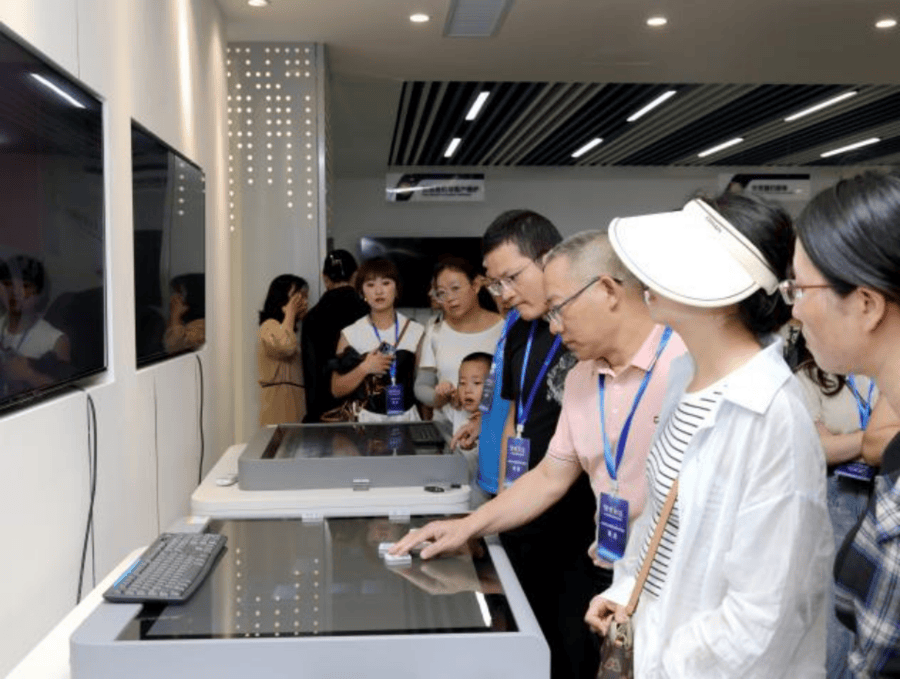 “智教前沿：AI大模型技术教师研修坊”在青岛举行