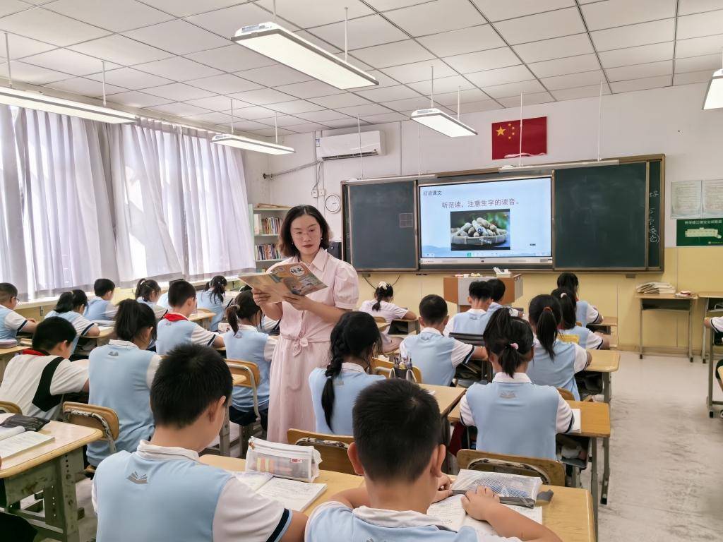 从教具变迁看教师教育发展的40年坚守与创新，从满脸油墨到AI教学，有老师坦言怕被淘汰