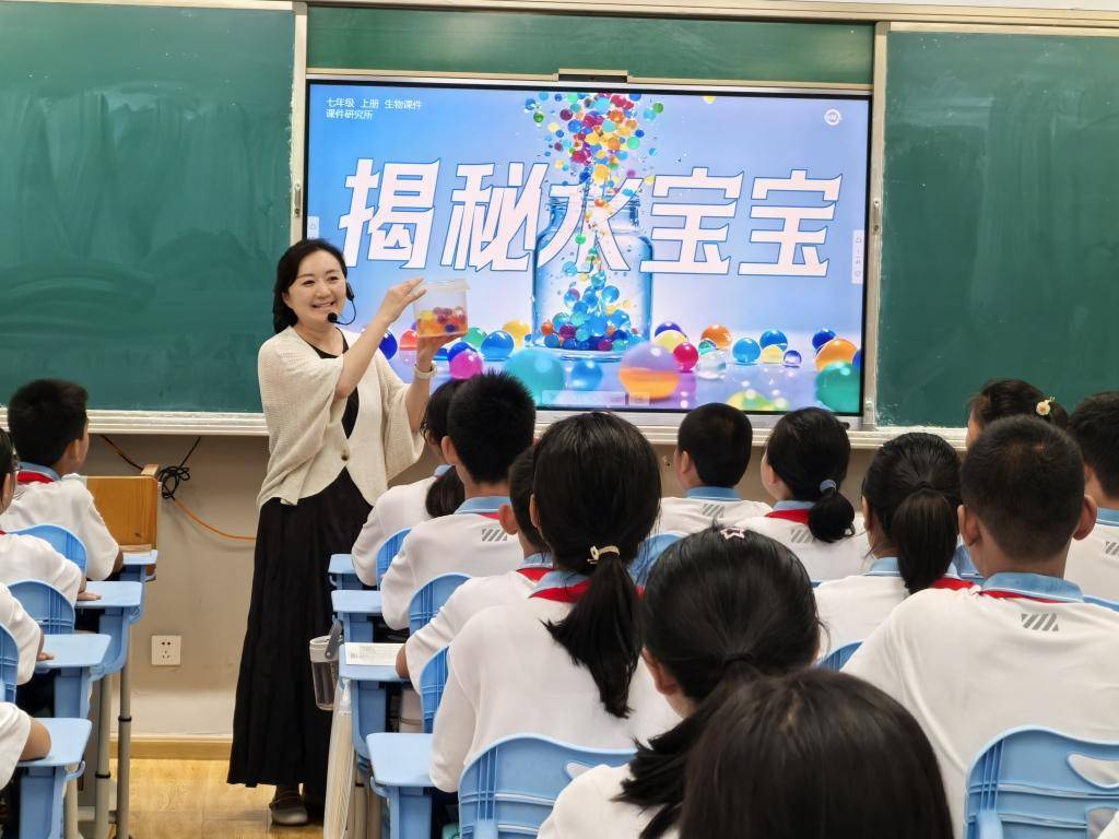 从教具变迁看教师教育发展的40年坚守与创新，从满脸油墨到AI教学，有老师坦言怕被淘汰